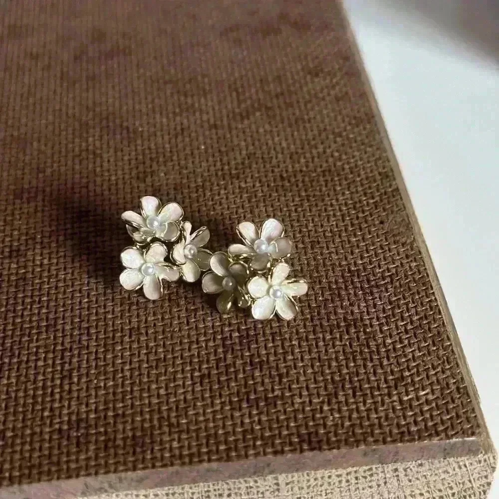 Gradient Triple Flower With Pearls Earrings